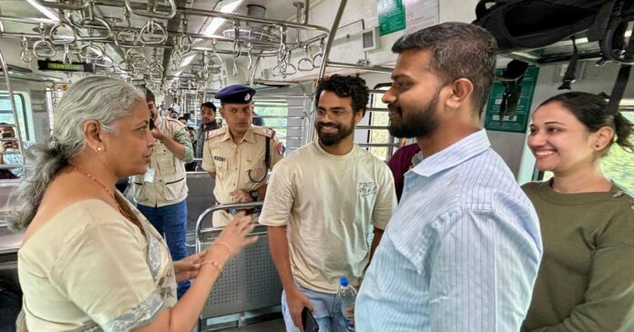 Union Finance Minister Nirmala Sitharaman traveling in Mumbai local train! Passengers were surprised to see her fellow passenger.