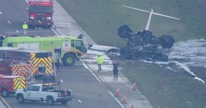 engine failure ! The plane that made an emergency landing on the road in the United States collided with a car! 2 dead!