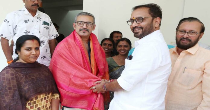 BJP State President K. Surendran and Prabhari Prakash Javadekar visited the home of a Malayali ex-Navy officer released by Qatar; The family expressed heartfelt thanks to the central government and the Prime Minister who worked for the release