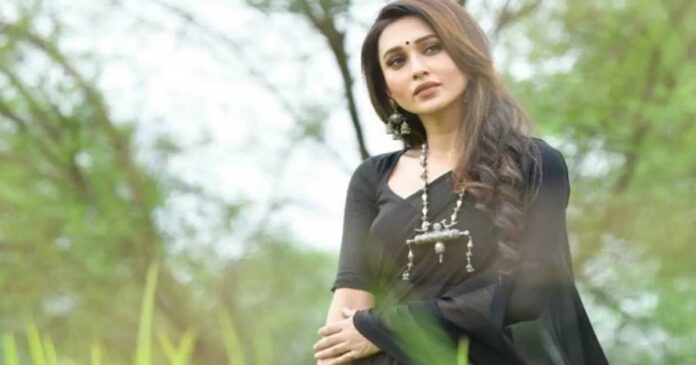 MP and actress Mimi Chakraborty has handed over her resignation letter to Mamata Banerjee saying she is resigning from the Trinamool Congress; It is also alleged that no one is watching his activities