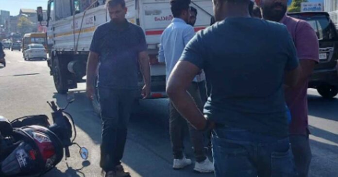 The family traveling on a scooter was hit by a police vehicle in Sultan Batheri and seriously injured! The driver ran down! Allegedly drunk