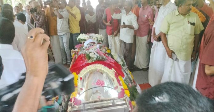 The funeral of Pandalam royal family member PG Sasikumar Verma, was held! Sanoj Nair, Head of Operations, paid his respects on behalf of Tatwamayi Network.