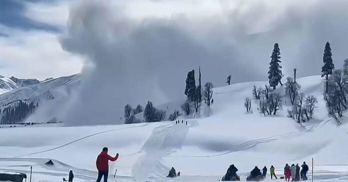 Avalanche in Jammu and Kashmir's Gulmarg! Russian skier has a tragic end; The group went skiing without local guides