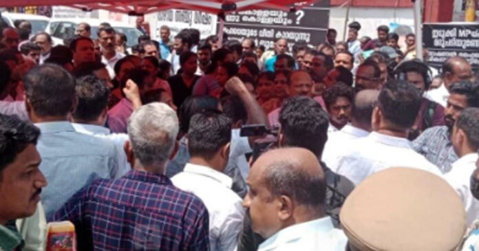 Massive protest in Kothamangalam with the body of an elderly woman killed by a wild elephant! The family said that the body will be allowed for post-mortem only after solving the problem of wild animals.