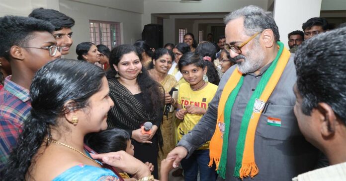 Rajeev Chandrasekhar said that teachers should be trained to acquire proficiency and skills in the digital field as well; Expression of opinion While participating in the youth meeting held at Mandapathinkadav intersection and speaking