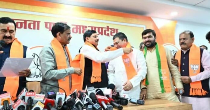 Kamal Nath's confidant Syed Zafar and his workers left the Congress and joined the BJP in Madhya Pradesh.