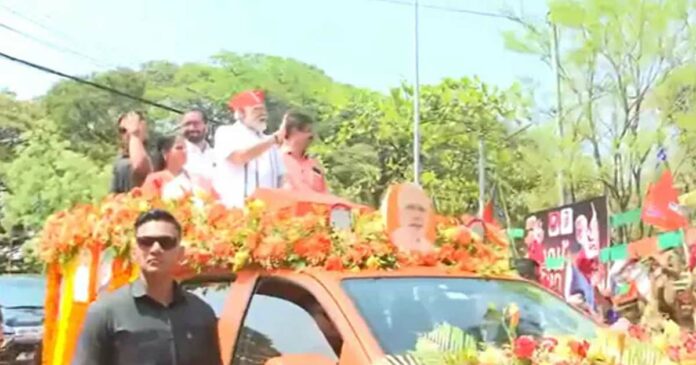 The Prime Minister's Road Show excited the people despite the scorching heat of Palakkad; Janawali greeted Modi by showering flowers and chanting Vande Mataram