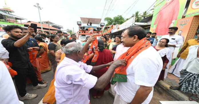 Even in the summer rain, V Muraleedharan got involved in the election campaign! A huge crowd flocked to Nedumangad and Palam to welcome the NDA candidate