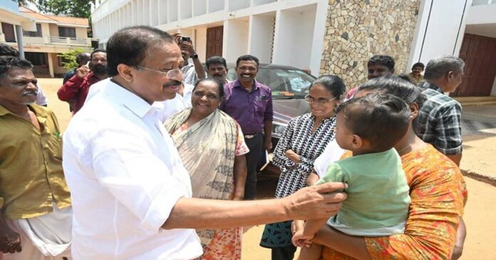 Union Minister V Muraleedharan supports the people facing the threat of sea attack; A strong intervention to reach the central bureaucratic team; Meeting with coastal residents