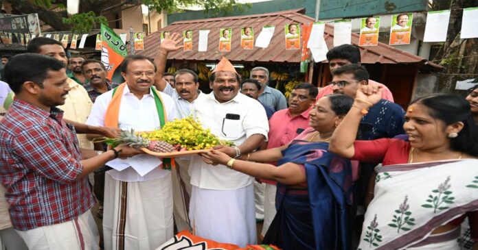 A large crowd flocked to welcome V. Muraleedharan's election campaign