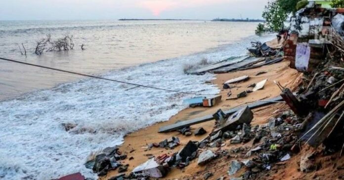 The 'Kalkadal' phenomenon will continue for two more days; Strong waves will break; A tsunami-like phenomenon is raging in Kerala; People are advised to be cautious