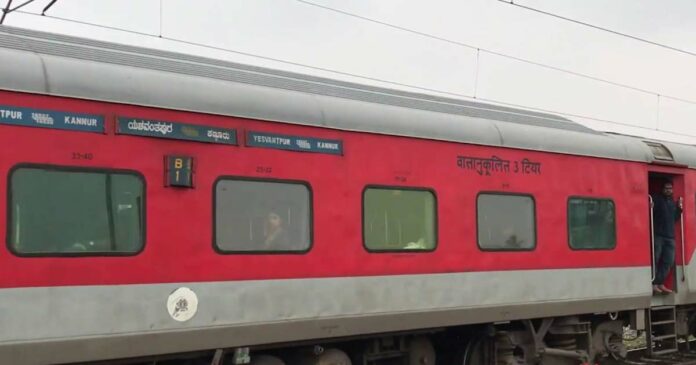 Massive robbery on Yeswantpur-Kannur Express; More than 20 passengers lost their phones, cash and jewellery; Most of the robbery victims are Malayalis