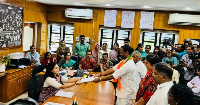 NDA strengthened at the base; K. for development advancement of Wayanad. Surendran submitted nomination papers; Huge turnout at the road show with Smriti Irani!