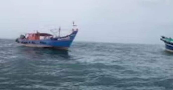 Coast Guard seized the Iranian boat from the Koilandi offshore! Six fishermen from Kanyakumari in custody