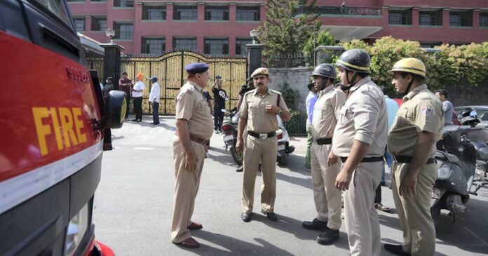 Bomb threats against 8 schools in Delhi and surrounding areas; The children were evacuated and the police intensified the investigation