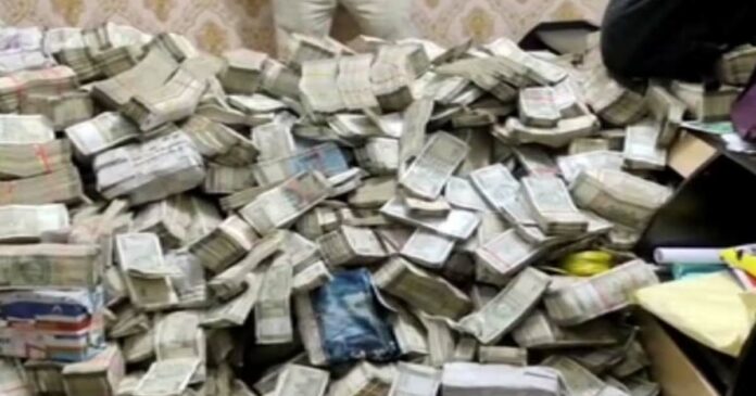 Massive ED raid in Jharkhand; 25 crore found in the house of minister Alamgir Alam's assistant