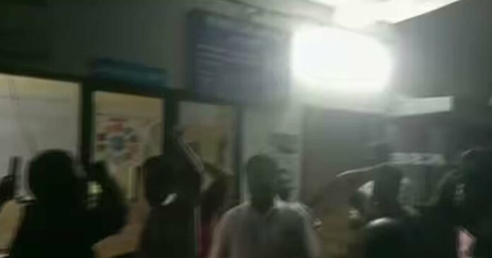 The power went out at midnight; Punnapra fishermen besieged KSEB office