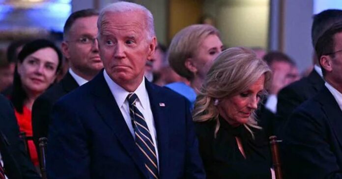 Biden was able to kiss another woman mistaking it for his wife! His wife ran and stopped him; The video went viral