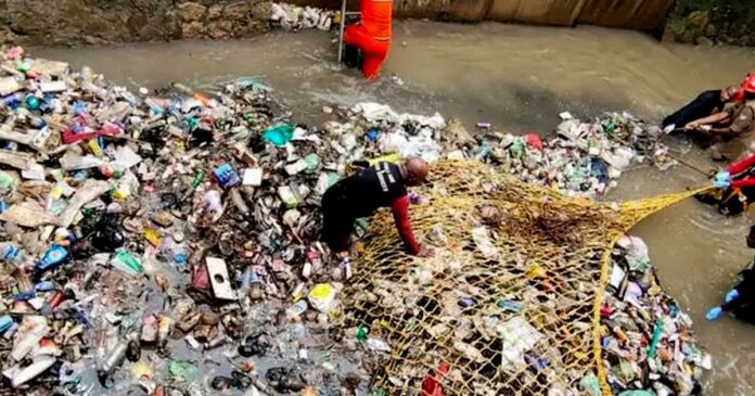 A strong flow... heaps of garbage! The rescue operation at Amaijhanchan creek continues; Search for missing worker goes into fourth hour