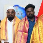 സ്വന്തം മകളെ തടാകത്തിലേക്ക് വലിച്ചെറിഞ്ഞ് അമ്മ. സമയം പാഴാക്കാതെ തടാകത്തിലേക്ക് എടുത്ത് ചാടി കുട്ടിയെ രക്ഷിച്ച് യുവാക്കള് A mother threw her own daughter into the lake