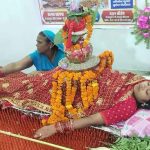 നവരാത്രി ഭക്തിയുടെ അത്യപൂര്വ്വ അനുഷ്ഠാനം. ബിഹാറില് 2,516 കൂര്ത്ത ആണികള്ക്ക് മുകളില് കിടന്ന് പ്രാര്ത്ഥിച്ച് 35-കാരിയായ ഗൃഹനാഥ An extremely rare Navratri ritual: A 35-year-old homemaker in Bihar prays while lying on 2,516 sharp nails.